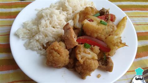 Foto de plato servido de saltado de coliflor con vegetales y huevo encima