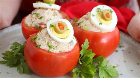 Tomates rellenos de puré de patatas con queso gratinado