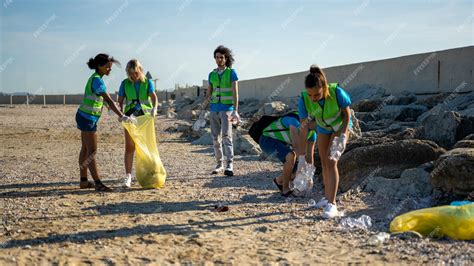 Voluntarios recolectando residuos en una playa costera de Calbuco