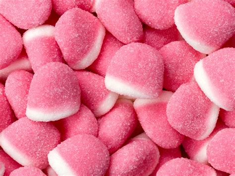 Gomitas caseras de fresa en cubiteras