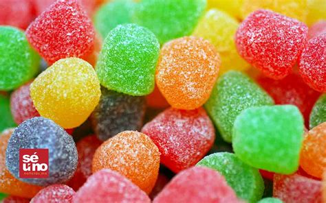 Gomitas de colores hechas con carragenina en moldes