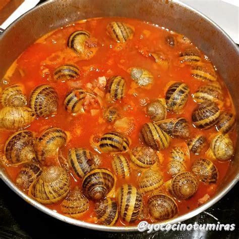 Proceso de cocción de caracoles en salsa