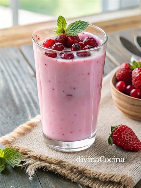 Batido de frutos rojos, plátano, manzana y yogur en un vaso alto