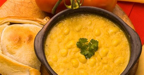 Fotografía de un plato de porotos granados con mazamorra.