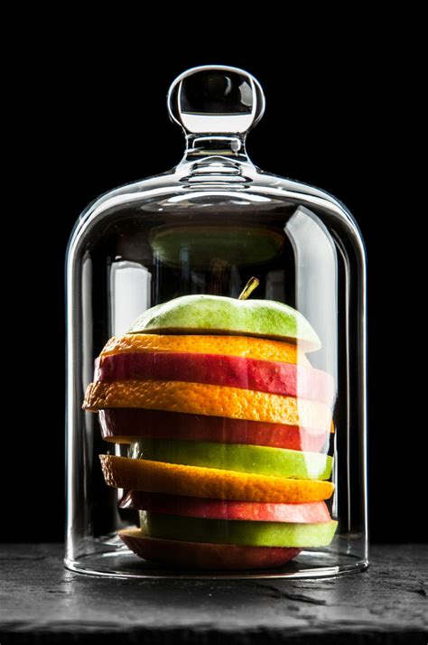 Fotografía de producto mostrando la textura sólida del bálsamo transformándose en aceite al contacto con los dedos