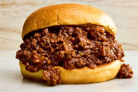 Primer plano de un sándwich Sloppy Joe desbordante de carne