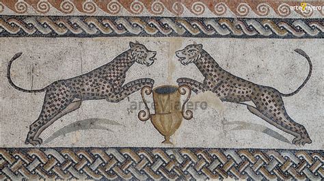 Mosaico romano ilustrando escenas de pesca o banquete con productos del mar.