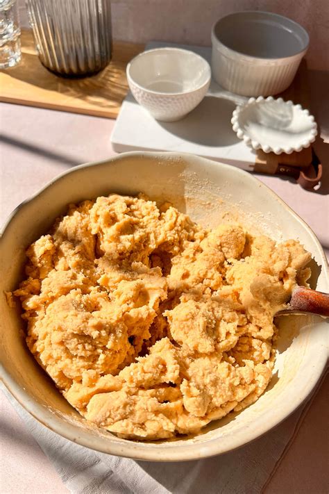 Masa de galletas dividida y envuelta para refrigerar