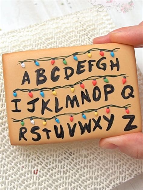 Detalle de galleta decorada con glasa real en turquesa y oro