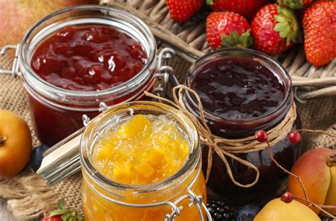 Infografía mostrando diversos usos de la mermelada gourmet en desayunos, postres y platos salados