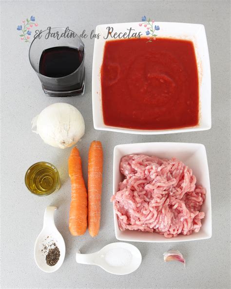 Ingredientes de la boloñesa de pollo y pavo en cocción.