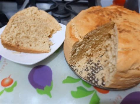 Queque de chuño recién horneado sobre una rejilla