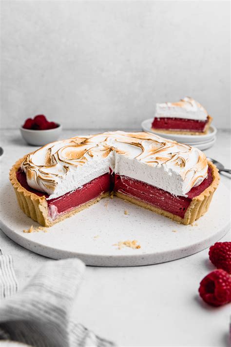 Tarta de frambuesa tradicional con merengue suizo