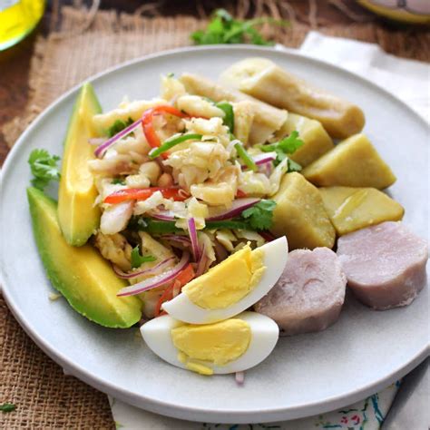 Plato típico de serenata de bacalao con viandas, aguacate y huevo cocido