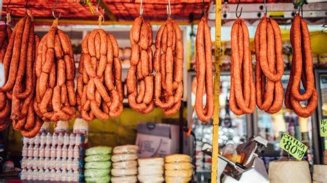 Comparativa visual de la forma y el color entre un chorizo y una longaniza.