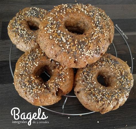 Foto detallada de una bandeja de bagels integrales recién horneados con semillas de sésamo y amapola