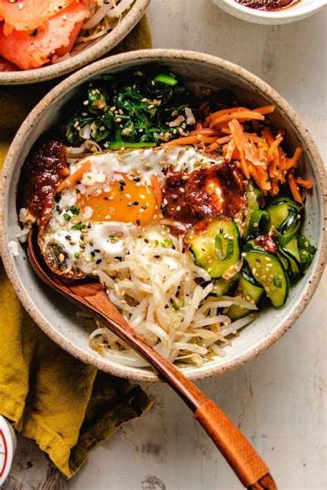 Bibimbap vegano colorido con una variedad de verduras frescas y salsa gochujang