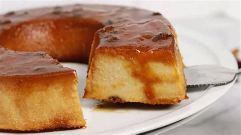 Foto de un budín de pan y manjar servido, decorado