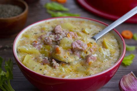 Sopa de patata con salchichas y hierbas frescas