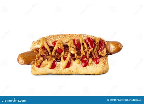 Perrito caliente con relish casero y cebolla frita