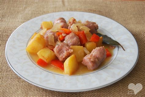 Longanizas encebolladas con vino blanco en sartén