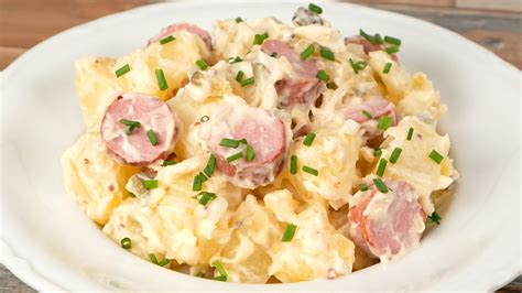 Ensalada de patatas con salchichas y tomates