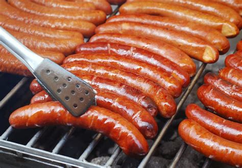 Primer plano de Bratwurst en parrilla