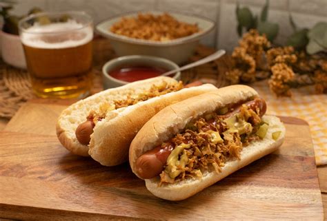 Perritos calientes alemanes con salchichas cocidas en cerveza