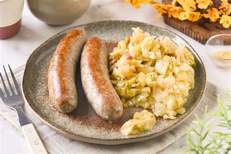 Plato de bratwurst con chucrut y mostaza