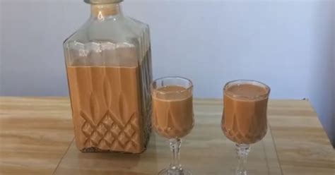 Preparación de licor de dulce de leche casero, mostrando los ingredientes y el proceso de mezclado con una batidora