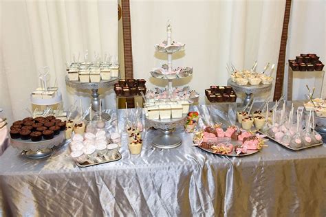 Imagen conceptual de una mesa con postres gourmet y dispositivos de vapeo junto a botellas de esencias.