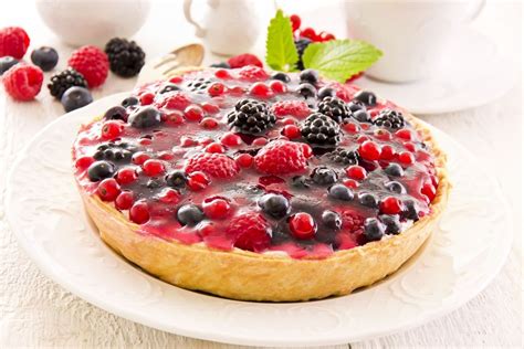 Foto de una tarta de frutos rojos con gelatina transparente