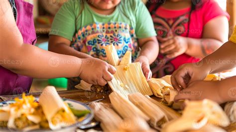 Fotografía de una mesa familiar preparando tamales tradicionales con diversos rellenos y hojas de maíz