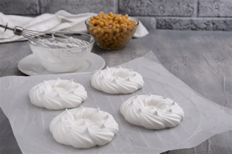 fotografía de merengues veganos crujientes y aireados hechos con aquafaba.