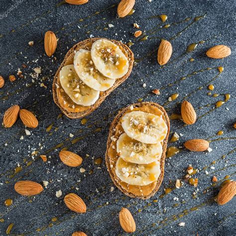 Fotografía gastronómica: Tostadas con mantequilla de maní, plátano y semillas.