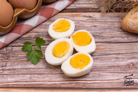 Fotografía de un huevo perfectamente cocido en una taza de microondas.