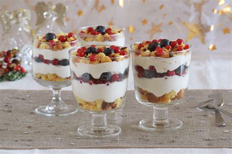 crema de frutos del bosque en copas individuales con frutos rojos