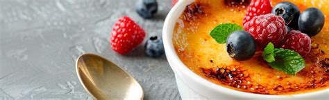 crème brûlée con salsa de frambuesa y caramelo en la superficie