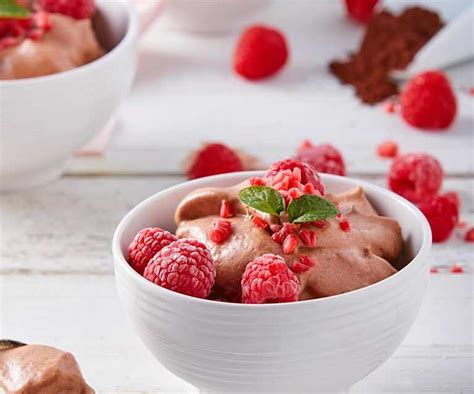 espuma de frambuesa ligera con berries y hoja de menta