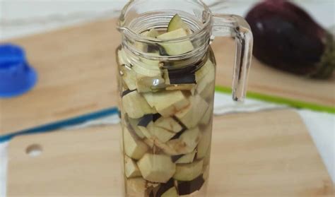 Ingredientes para preparar agua de berenjena: berenjena, agua, limón.