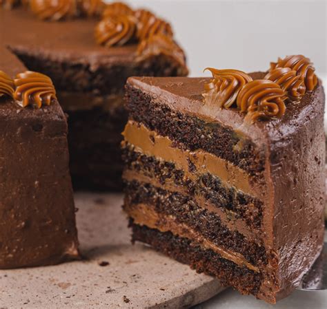 Torta con capas de chocolate duro y manjar