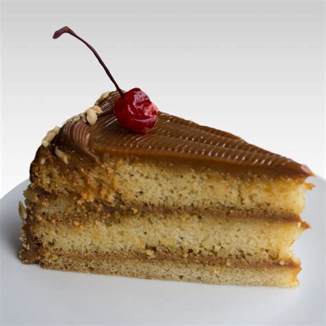 Torta en capas con relleno de manjar y chocolate