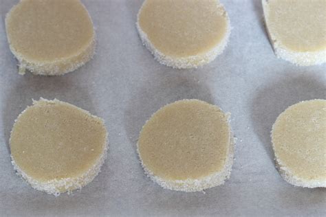 Galletas de azúcar crudas cortadas y listas para hornear