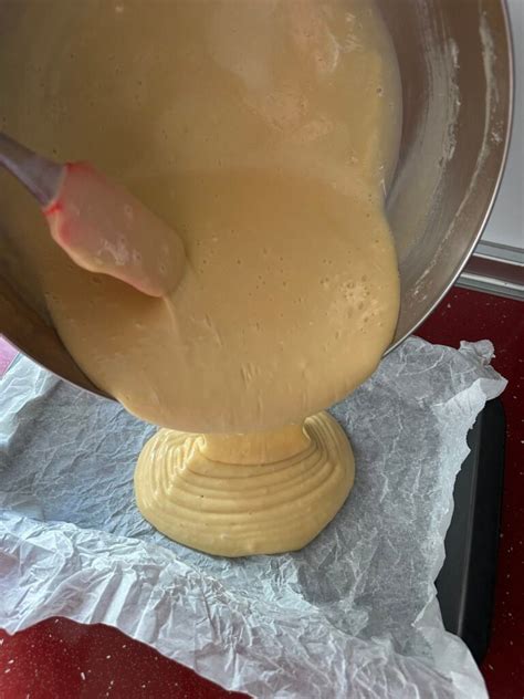 Cuchara retirando líquido de una masa de bizcocho
