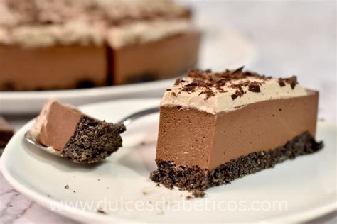 Foto de un cheesecake de chocolate vegano decorado