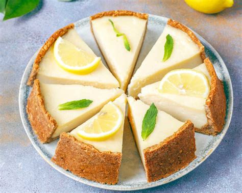 Tarta de limón vegana con tofu y decoración de hierbabuena