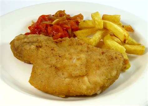 Chuleta de cerdo empanada en panko, lista para freír o ya frita.