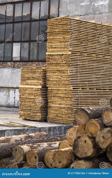 Pilas de tablones de madera secándose al aire libre con separadores