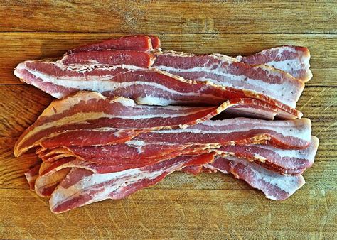 Distintas texturas de tocino cocinado: crujiente, medio y suave