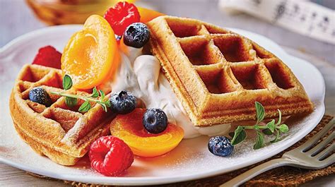 Waffles de zapallo servidos con frutas y miel